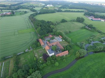 Luftbild vom Haus Coerde: Das Atelier ART & Weise befindet sich gegenüber dem Gewächshaus auf 90 qm