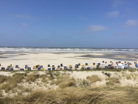 Juist: Sicht von der Strandpromenade aufs Meer, 5 Minuten Fußweg von unserer Unterkunft
