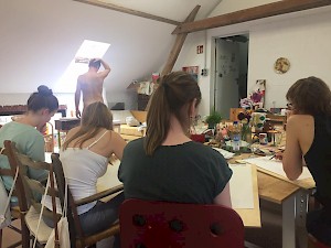 Junggesellinnenabschied im Atelier ART & Weise - Braut mit Junggesellinnen nehmen Zeichenunterricht und zeichnen ein Aktmodell